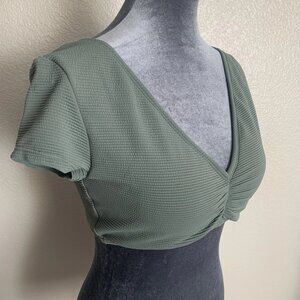 Time and Tru Women’s Medium Green V-neck Crop Top